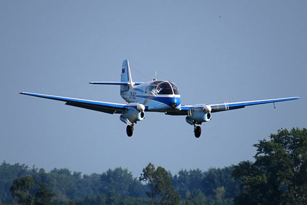 Dvojmotorové Aero Ae-145, imatrikulácia OM-NHS, na priblížení