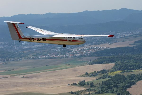 Vetroň L-23 Super Blaník, imatrikulácia OM-9205, za letu